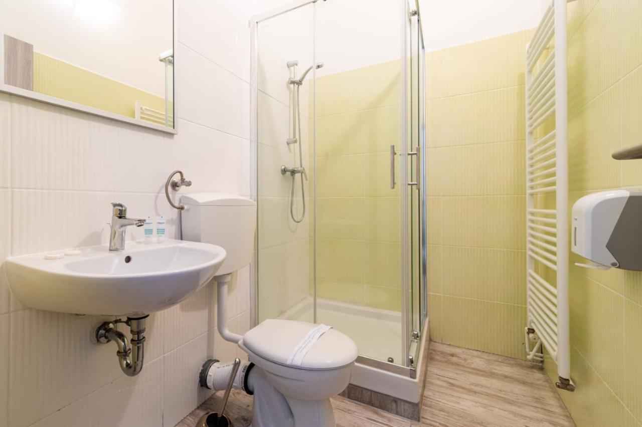 Four Roses Bed & Breakfast Загреб Екстериор снимка