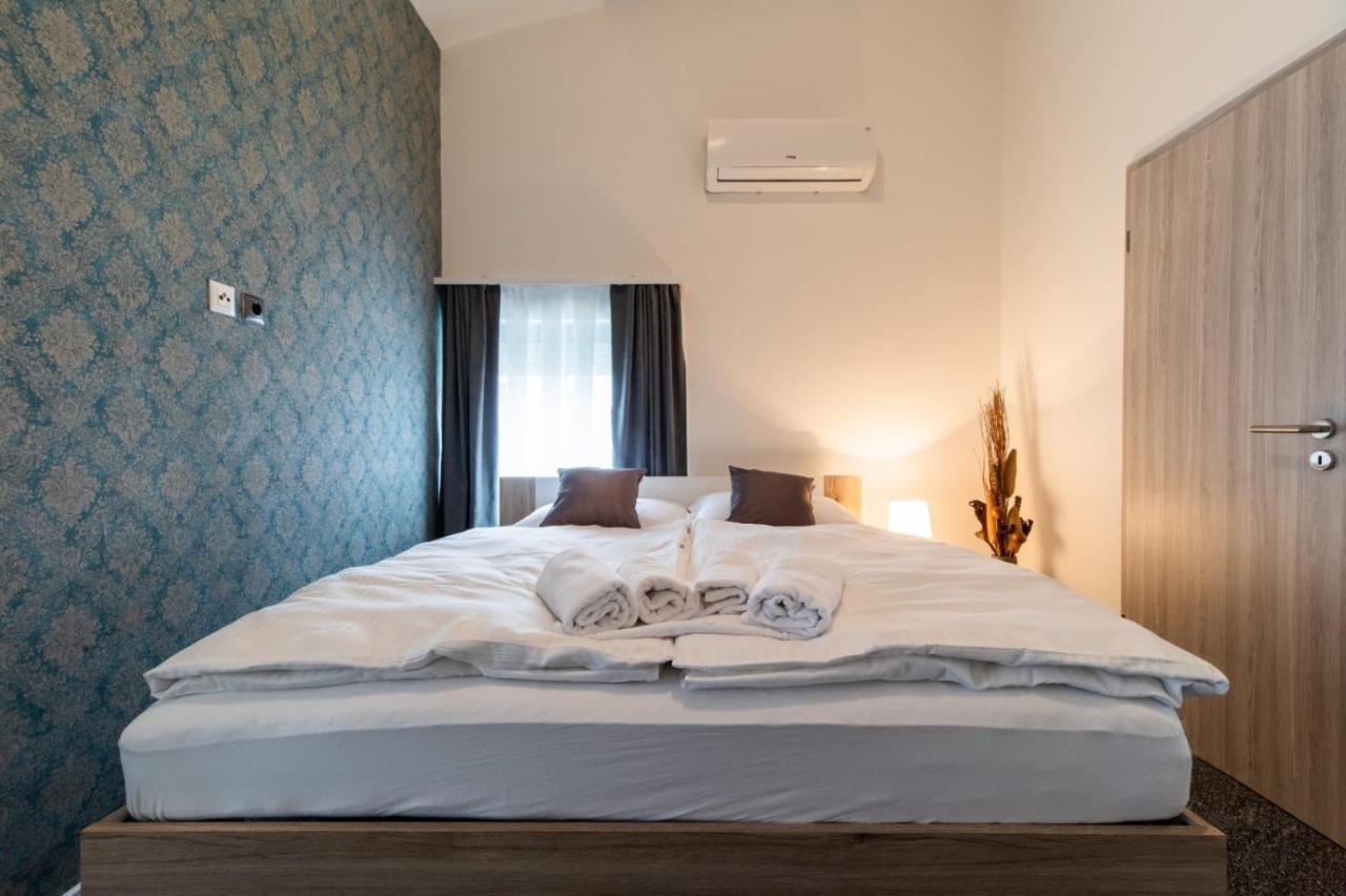 Four Roses Bed & Breakfast Загреб Екстериор снимка