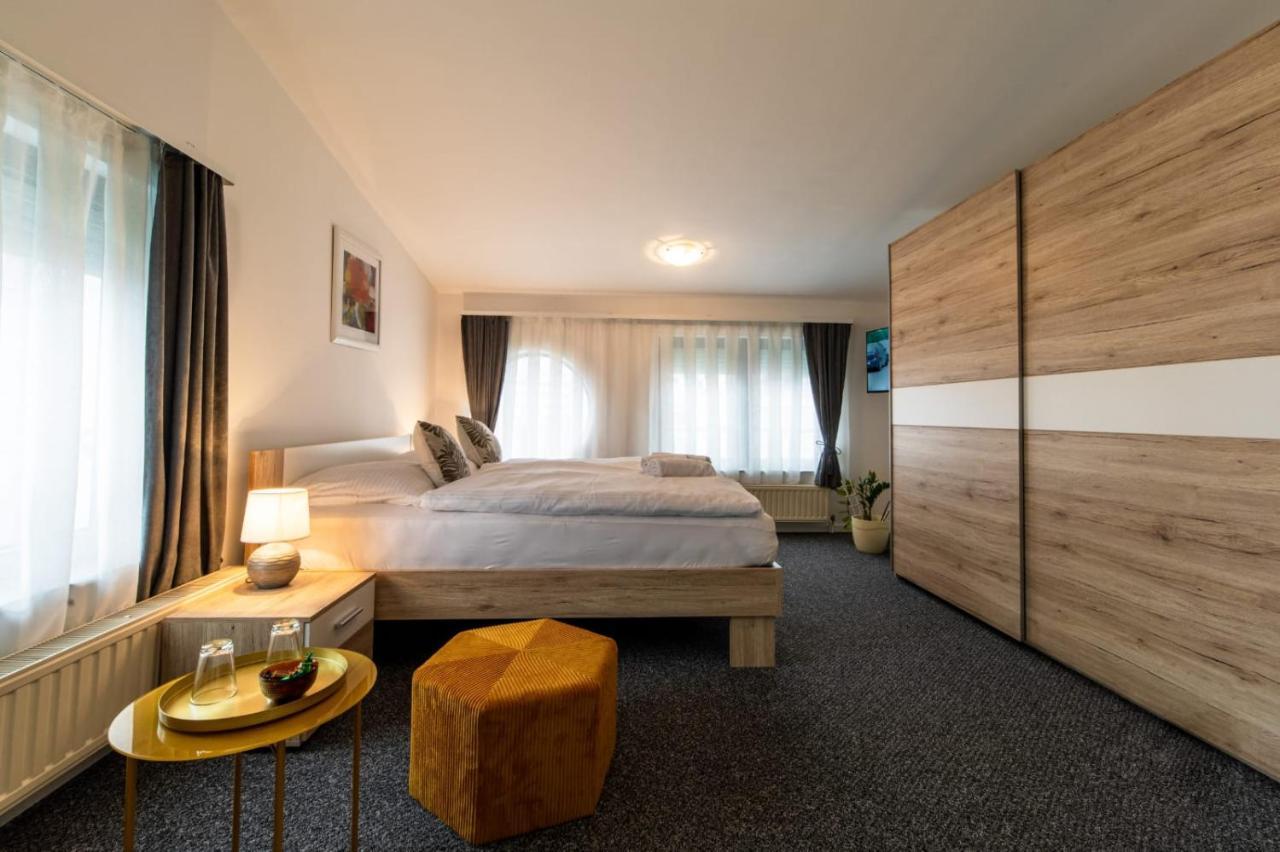 Four Roses Bed & Breakfast Загреб Екстериор снимка
